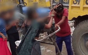 Con gái bị quấy rối, mẹ cầm dép đánh tên biến thái ngay giữa phố