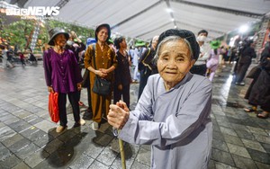 Cụ bà 90 tuổi một mình bắt xe khách đến Hà Nam chiêm bái xá lợi Đức Phật