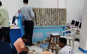 Thu giữ 32 kg vàng trị giá 42 tỷ đồng cùng hơn 160 tỷ tiền mặt từ chủ một doanh nghiệp bất động sản, mất tới 13 tiếng chỉ để kiểm kê