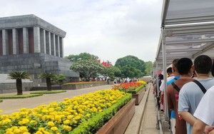 Dòng người nối dài vào Lăng viếng Bác nhân kỷ niệm 135 năm ngày sinh của Người