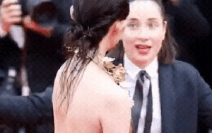 Clip 1 sao nữ Cbiz bị 4 bảo vệ Cannes cùng lúc đuổi khỏi thảm đỏ vẫn "mặt dày" tạo dáng