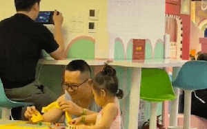 Hai khung cảnh trái ngược tại khu vui chơi trong TTTM ngày lễ: Ranh giới giữa bận rộn và vô tâm mong manh lắm!