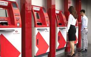 Techcombank thông báo: Thủ đoạn dán băng dính che camera tại cây ATM để làm thẻ ngân hàng giả, rút tiền của nạn nhân