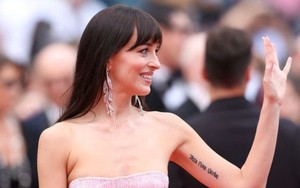 Nữ diễn viên '50 sắc thái' gầy trơ xương, mỹ nhân Pháp diện váy phản cảm tại Cannes
