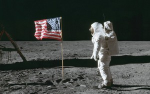 Neil Armstrong là người đầu tiên đặt chân lên Mặt Trăng, vậy ai là người chụp lại bức hình này?