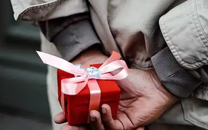 Sinh nhật tôi, chồng tặng một chiếc vòng nhựa, tôi chưng hửng, buồn não lòng cho tới khi nghe được cuộc gọi của anh với bạn thì bật ngửa