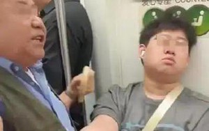 Xôn xao vụ việc thanh niên không nhường chỗ cho cụ già 83 tuổi trên tàu điện ở Trung Quốc: Ông lão mới là người bị bạo lực mạng