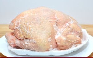 Cách rã đông gà nguyên con chuẩn để giữ hương vị