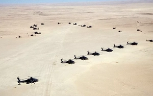 Vụ đột kích huyền thoại của 8 trực thăng AH-64 Apache