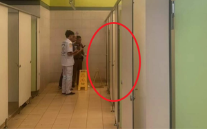 Đang làm việc, nữ nhân viên quán cà phê thấy đau bụng, vào nhà vệ sinh ngồi nghỉ thì bất ngờ sinh con
