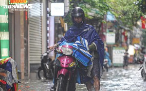 Mưa xối xả nhiều giờ, dân Hà Nội bì bõm lội nước dắt xe