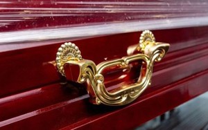 Mở quan tài, cả gia đình sốc nặng khi thấy người lạ nằm bên trong