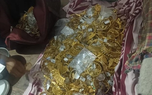 Tịch thu số vàng trị giá 4,6 tỷ đồng và lượng lớn tiền mặt dưới gầm giường 1 thợ hàn