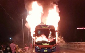 Xe khách chở 30 người bốc cháy trên quốc lộ 1 qua Khánh Hòa