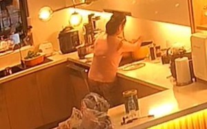 Nữ giúp việc khai lý do vắt nước giẻ lau bếp vào nồi nước uống của gia chủ