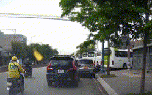 TP HCM: Chủ ô tô mở cửa xe bất cẩn hất văng xe máy, còn đòi bồi thường 3 triệu đồng