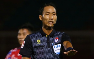 Trở lại sau lùm xùm, trọng tài FIFA lại bị HLV V.League chê tơi tả: "Tôi không thể hài lòng nổi"
