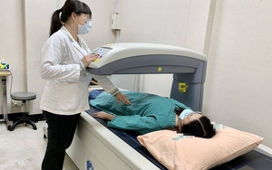 Người phụ nữ trở mình trên giường cũng gãy xương vì kiểu chống nắng hỏi 10 người thì 9 người tưởng tốt