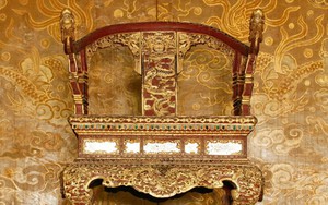 Trước khi bị bẻ gãy, ngai vua triều Nguyễn là ngai vàng duy nhất được bảo tồn nguyên vẹn ở Việt Nam