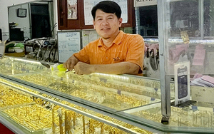 Người phụ nữ lam lũ nhờ chuyển khoản 135 triệu đồng: Chủ tiệm vàng Bình Định hỏi thăm, rồi ‘mật báo’ công an xã, được đề xuất khen thưởng