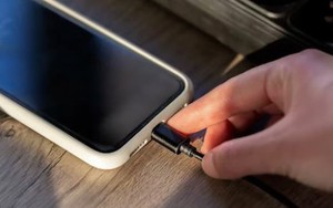 Mắc sai lầm này khi dùng sạc điện thoại, người đàn ông vô tình gây cháy nhà