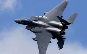 Tiêm kích F-15E thành ‘xe tải tên lửa’ trên không