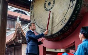 Tổng thống Pháp Macron thực hiện nghi lễ đánh trống Sấm ở Văn Miếu - Quốc Tử Giám