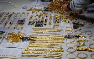 Tịch thu 14 kg vàng trị giá hơn 10 tỷ đồng đặt cạnh thùng rác sân bay