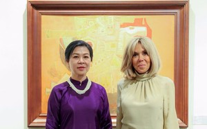 Phu nhân Ngô Phương Ly cùng Phu nhân Tổng thống Pháp xem các tác phẩm mỹ thuật tiêu biểu của Việt Nam