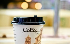 Uống cà phê tại quán vẫn bị ép dùng cốc nhựa