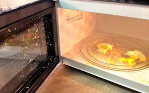 Lò vi sóng nổ "lụp bụp" trong lúc quay có sao không? Thì ra bấy lâu rất nhiều người hiểu sai