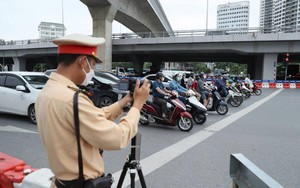CSGT Hà Nội dùng máy quay, công khai ghi hình phạt nguội xe vi phạm tại 20 điểm