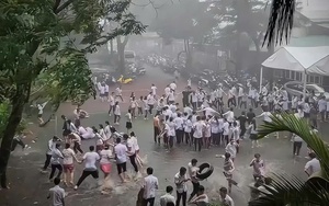 Muốn quay về quá khứ quá: Khung cảnh sân trường dưới cơn mưa lớn, thanh xuân đẹp nhất là lúc này!