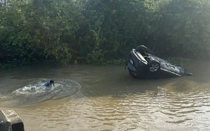 Ô tô lao xuống sông, bé 30 tháng tuổi và ông ngoại thoát chết thần kỳ