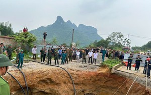 Bơm nước tìm kiếm người và xe rơi xuống 'hố tử thần' ở Bắc Kạn
