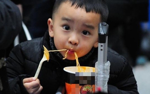 Con trai ăn mì gói trên tàu bị mắng là "không có học": Lời nói của cha khiến mọi người im lặng!