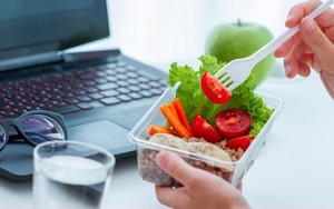 Từ lâu tôi mang cơm trưa đến cơ quan, tiết kiệm đáng kể, lại được bao lợi ích