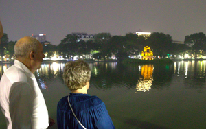 Tổng thống Hungary và Phu nhân nắm tay dạo phố Hà Nội