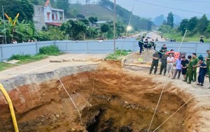 VIDEO: Hình ảnh cuối cùng của người đi xe máy trước khi lao xuống “hố tử thần” mất tích