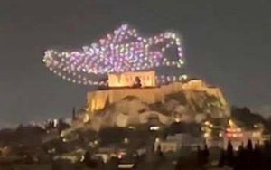 Hy Lạp kiện Adidas vì dùng drone trình chiếu hình đôi giày lên bầu trời