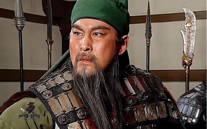 2 vị tướng đánh bại Từ Hoảng, khiến quân Tào sợ hãi nhưng Quan Vũ chỉ dùng 1 đao có thể dễ dàng giết chết