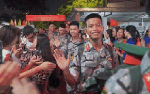 Khối diễu binh A50 tạm biệt TP HCM: "Tình cảm của bà con làm chúng tôi rất xúc động!"