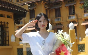 Khách nước ngoài ngưỡng mộ cách người Việt mừng 50 năm đất nước thống nhất