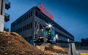 Siêu phẩm xây dựng nặng 2.296kg phá kỷ lục: Sở hữu "trái tim" khủng, chạy được 10 giờ chỉ với 1 lần sạc