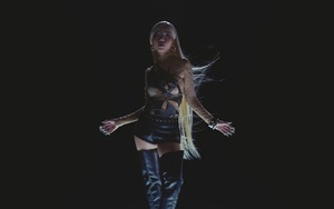 Phùng Khánh Linh gây bất ngờ với “Khóc Blóck”