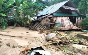 Lũ quét ập về trong đêm, tàn phá 15 ngôi nhà ở xã biên giới Nghệ An