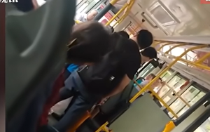 Tình cờ xem được clip 1 nam sinh khóc nức nở trên xe bus, tôi sững người, vội về nhà viết thư, dặn con gái nhớ kỹ 5 điều này!