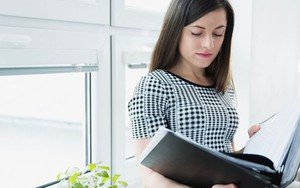 Giận bố chồng vì ép tôi ký giấy khước từ tài sản, đến khi dự phiên tòa ly hôn của chị dâu, tôi mới bàng hoàng, hối hận vô cùng