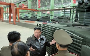 Ông Kim Jong-un thăm nhà máy xe tăng, ca ngợi tiến độ sản xuất xe tăng nội địa