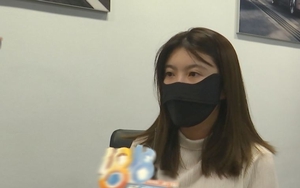 Người phụ nữ bỏ 3,5 tỷ đồng mua Porsche điện tại Trung Quốc, nửa tháng sau đã phát hiện lỗi, hãng tuyên bố: Lỗi tại móng tay của chị